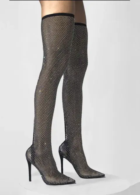 Piernas de modelo con botas over the knee. Piernas de modelo con botas over the knee.