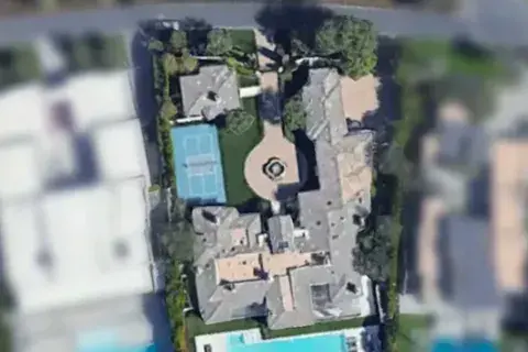 La residencia, que abarca casi 929 metros cuadrados y se asienta en un lote de aproximadamente a 0.41 hectáreas La residencia, que abarca casi 929 metros cuadrados y se asienta en un lote de aproximadamente a 0.41 hectáreas
