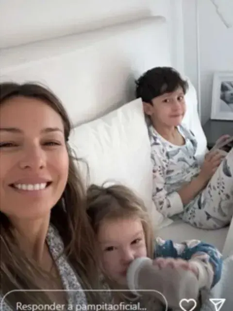 La foto que compartió Pampita desde la cama y con sus hijos. La foto que compartió Pampita desde la cama y con sus hijos.