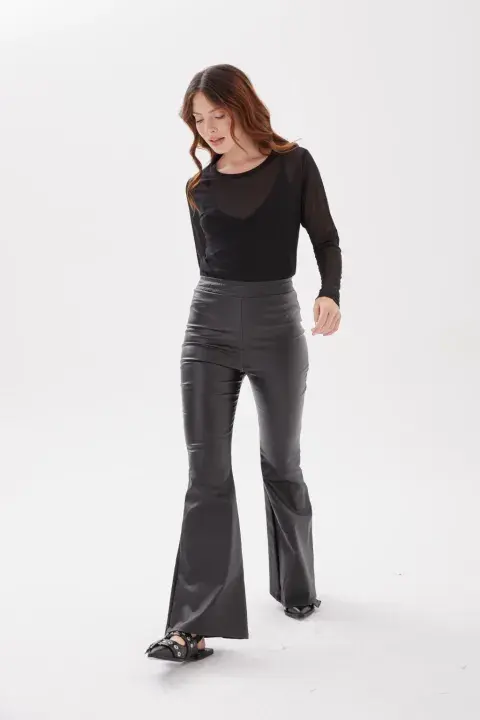 Modelo usando un pantalón engomado. Modelo usando un pantalón engomado.