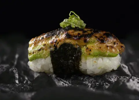 Niguiri Palta Thai y Roll White Aguacate en SushiClub. Niguiri Palta Thai y Roll White Aguacate en SushiClub.