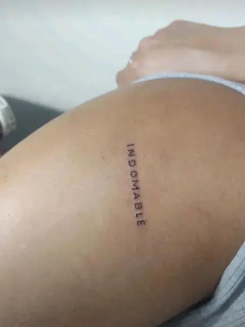 Tatuaje que dice indomable Tatuaje que dice indomable