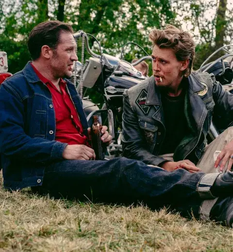 Tom Hardy y Austin Butler en El club de los vándalos (The Bikeriders) Tom Hardy y Austin Butler en El club de los vándalos (The Bikeriders)