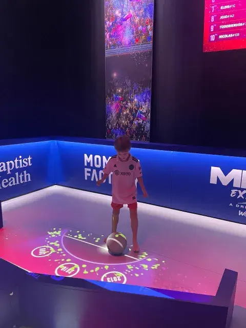 Niño jugando a la trivia en The Messi experiende Niño jugando a la trivia en The Messi experiende