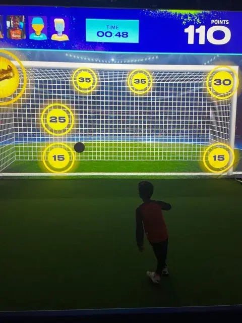 Niño pateando penales en The Messi experience Niño pateando penales en The Messi experience
