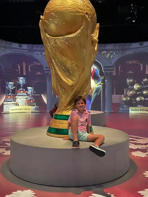 Niño con la réplica de la copa del mundo en The Messi experience Niño con la réplica de la copa del mundo en The Messi experience