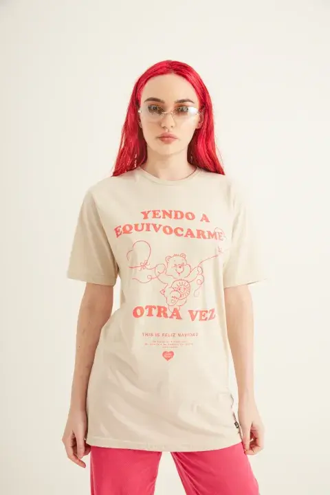 Mujer usando una remera con una frase. Mujer usando una remera con una frase.