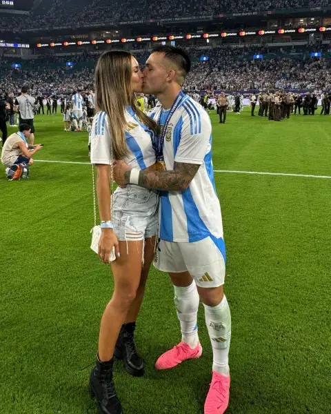 El beso entre Agustina Gandolfo y Lautaro Martínez en la final de la Copa América. El beso entre Agustina Gandolfo y Lautaro Martínez en la final de la Copa América.