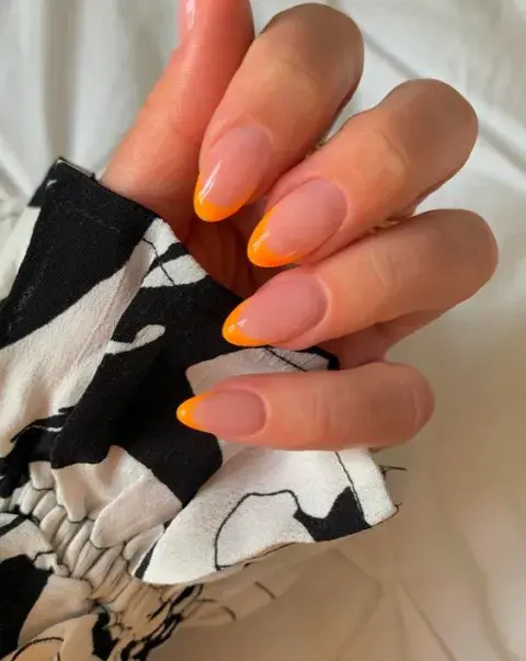 Uñas con francesita naranja. Uñas con francesita naranja.
