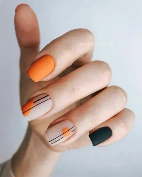 Con detalles geométricos en naranja. Con detalles geométricos en naranja.