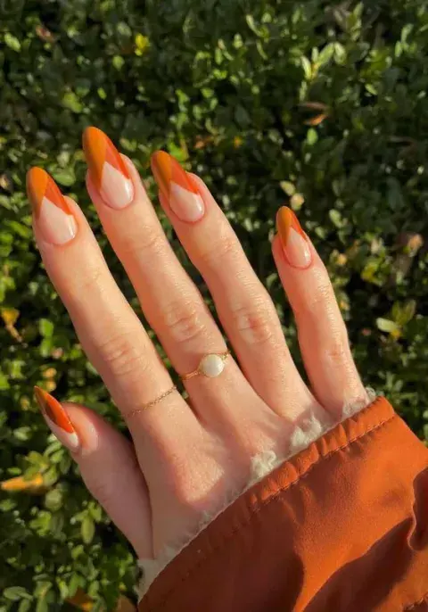 Con puntera en dos tonos de naranja. Con puntera en dos tonos de naranja.