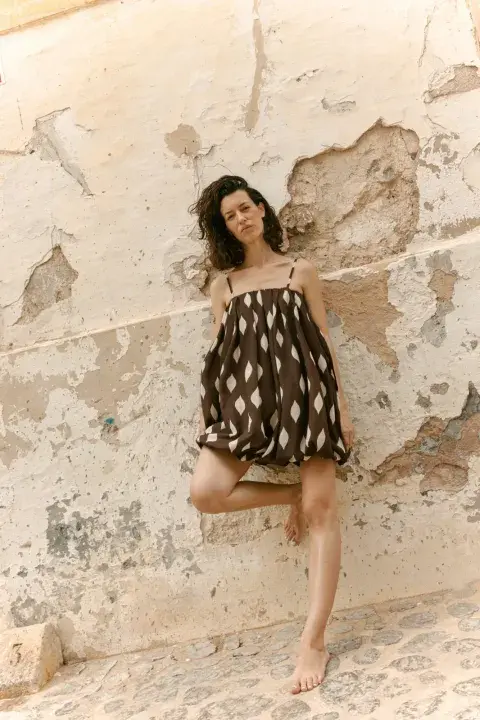 Modelo vistiendo un vestido globo.
