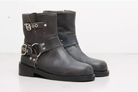 Bota caña baja con herrajes. Bota caña baja con herrajes.
