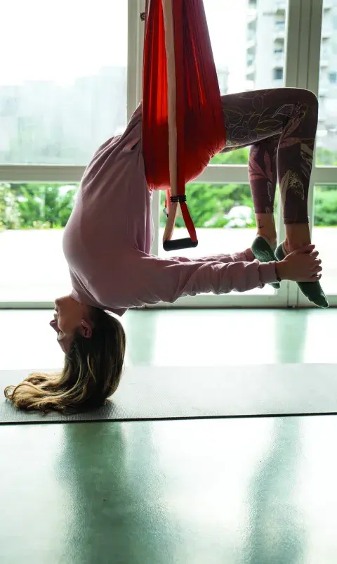 Yoga aéreo: ¿en qué consisten las posturas y cuáles son sus beneficios?