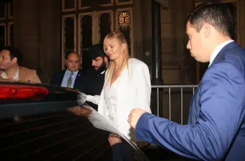 Amalia "Yuyito" González saliendo del Teatro Colón. Amalia "Yuyito" González saliendo del Teatro Colón.