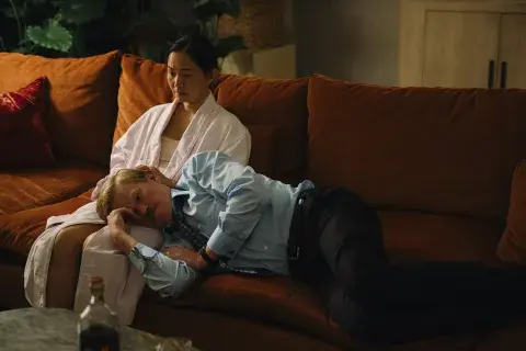 Jesse Plemons y Hong Chau en uno de los tres relatos de la película. Jesse Plemons y Hong Chau en uno de los tres relatos de la película.
