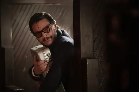 Pedro Pascal en una imágen de Drive-Away Dolls. Pedro Pascal en una imágen de Drive-Away Dolls.