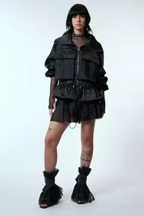 Modelo mujer usando ropa de Kostüme Modelo mujer usando ropa de Kostüme