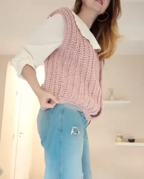 Mujer usando un chaleco tejido. Mujer usando un chaleco tejido.