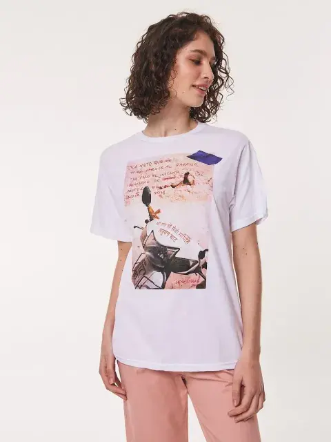 Una modelo mujer usando ropa de primavera.