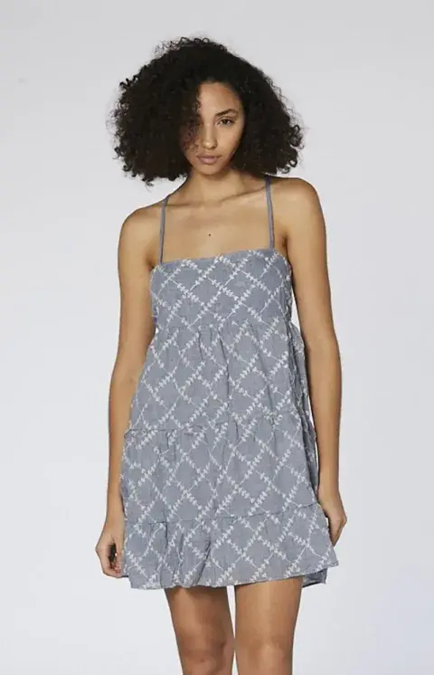 Una modelo mujer usando un vestido de primavera. Una modelo mujer usando un vestido de primavera.