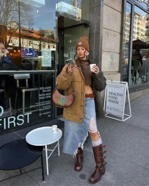 Una mujer en la calle usando botas biker. Una mujer en la calle usando botas biker.