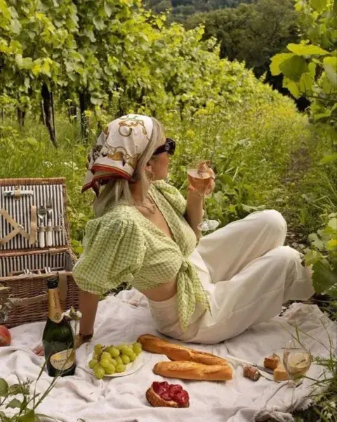 Una mujer usando ropa estilo garden girl. Una mujer usando ropa estilo garden girl.