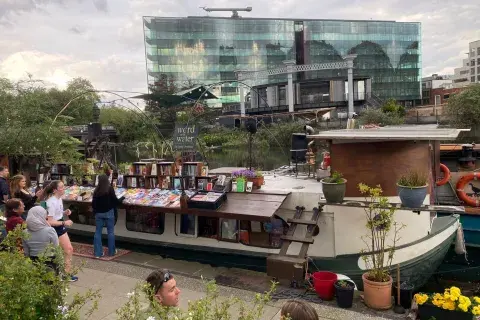 Word on the water está literalmente sobre el agua, en un barco sobre el Regent´s Canal.
