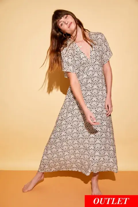 Una modelo mujer usando un vestido de primavera. Una modelo mujer usando un vestido de primavera.