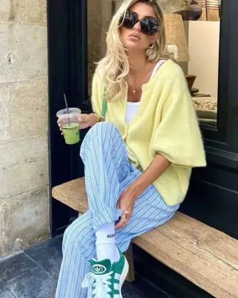 Mujer en la calle tomando un jugo. Mujer en la calle tomando un jugo.