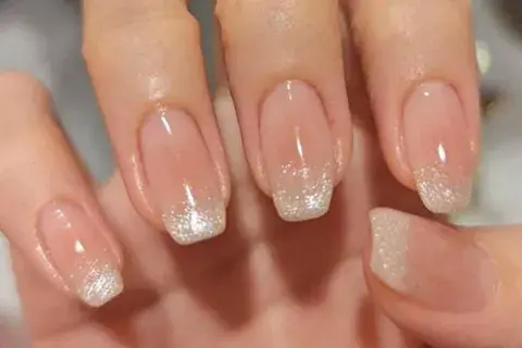 La opción con brillos siempre suma en nail art