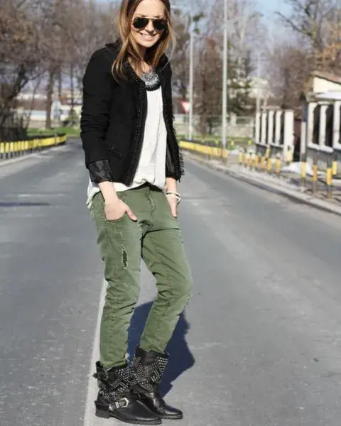 Una mujer en la calle usando botas biker. Una mujer en la calle usando botas biker.