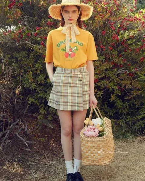 Una mujer usando ropa estilo garden girl. Una mujer usando ropa estilo garden girl.