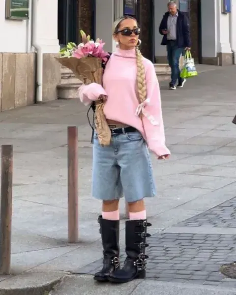 Una mujer en la calle usando botas biker. Una mujer en la calle usando botas biker.
