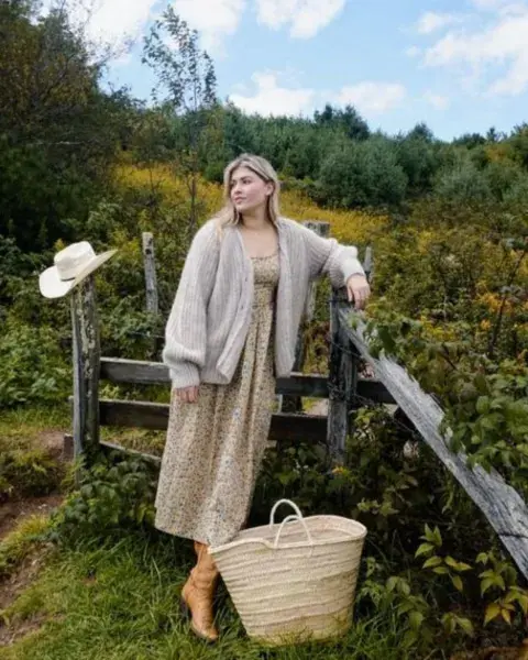 Una mujer usando ropa estilo garden girl. Una mujer usando ropa estilo garden girl.