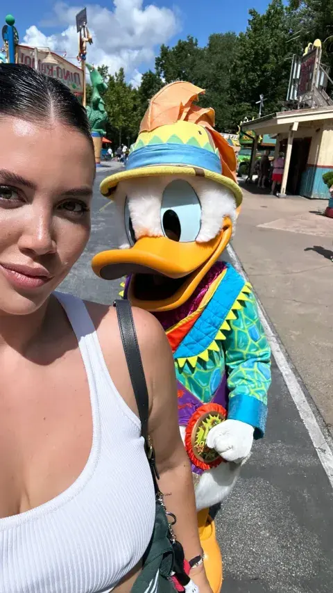 Wanda Nara de vacaciones en Disney junto a sus hijas. Wanda Nara de vacaciones en Disney junto a sus hijas.