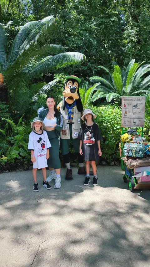 Wanda Nara de vacaciones en Disney junto a sus hijas. Wanda Nara de vacaciones en Disney junto a sus hijas.