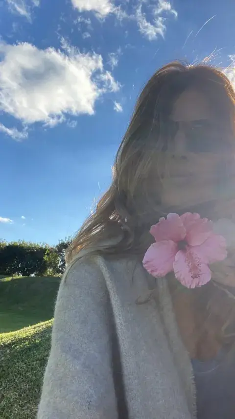 Juliana Awada posando con una "Rosa china". Juliana Awada posando con una "Rosa china".