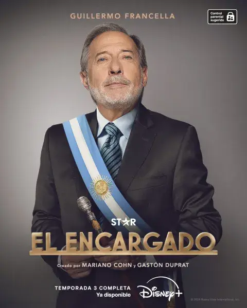 Eliseo (Guillermo Francella) se calza la banda presidencial. 