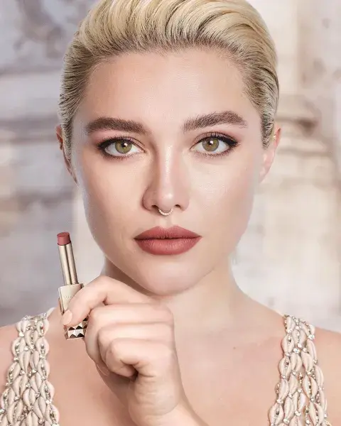 El make up de Florence Pugh para Valentino Beauty. El make up de Florence Pugh para Valentino Beauty.