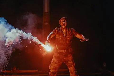 Imagen de Mahershala Ali en Jurassic World Rebirth. Imagen de Mahershala Ali en Jurassic World Rebirth.