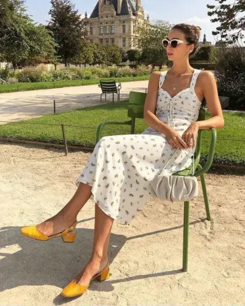 Una mujer usando ropa estilo garden girl. Una mujer usando ropa estilo garden girl.