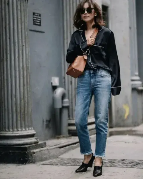 Una mujer en la calle usando pijama. Una mujer en la calle usando pijama.