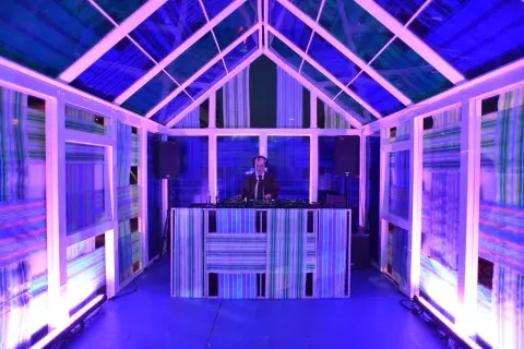 La casita del Lolla funciona en la parte de afuera y pasa música de 16 a 20.