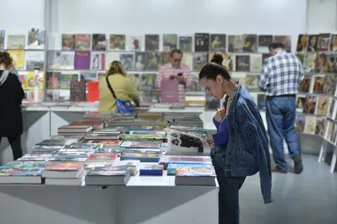 Pasar un buen rato hojeando libros en la Isla de Ediciones, es parte del recorrido de ArteBa.