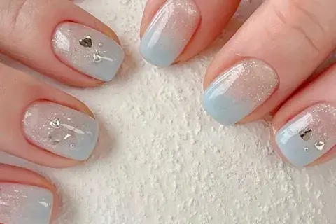 La clave está en el degradado suave de colores pastel o neutros que van desde la cutícula hasta la punta