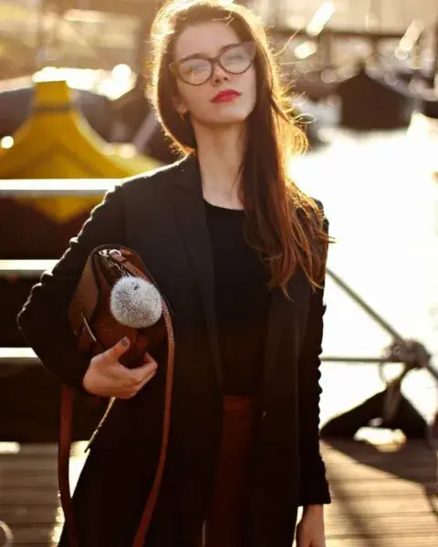 Foto de una mujer en la calle usando lentes de lectura. Foto de una mujer en la calle usando lentes de lectura.