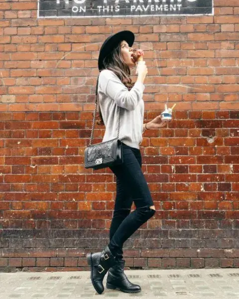 Una mujer en la calle usando botas biker. Una mujer en la calle usando botas biker.
