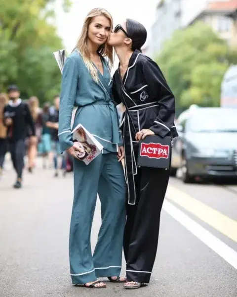 Dos mujeres en la calle usando pijamas. Dos mujeres en la calle usando pijamas.