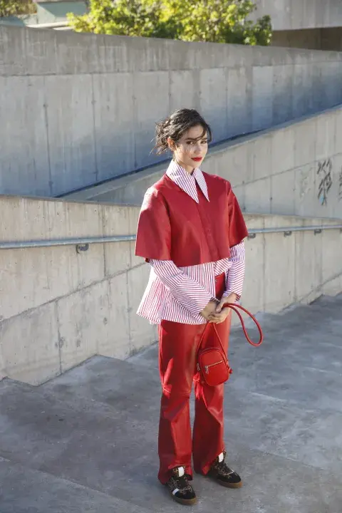 Mujer vestida de rojo. Mujer vestida de rojo.
